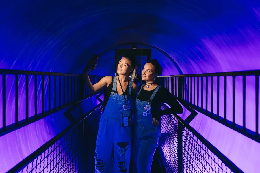 Visitante encontrando su camino a través del Laberinto de Espejos en el Museo de los Sentidos Madrid.