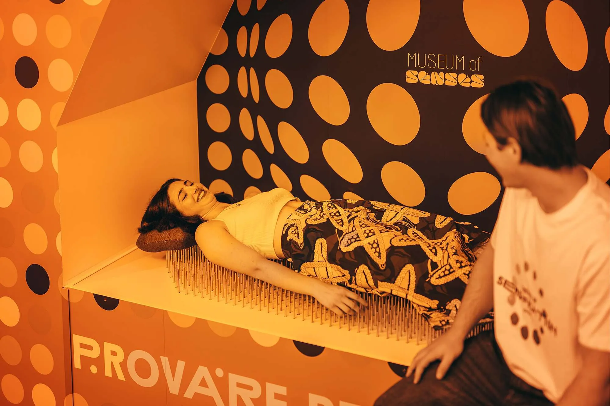 Visitante admirando la exposición Agua Levitante en el Museo de los Sentidos Madrid.