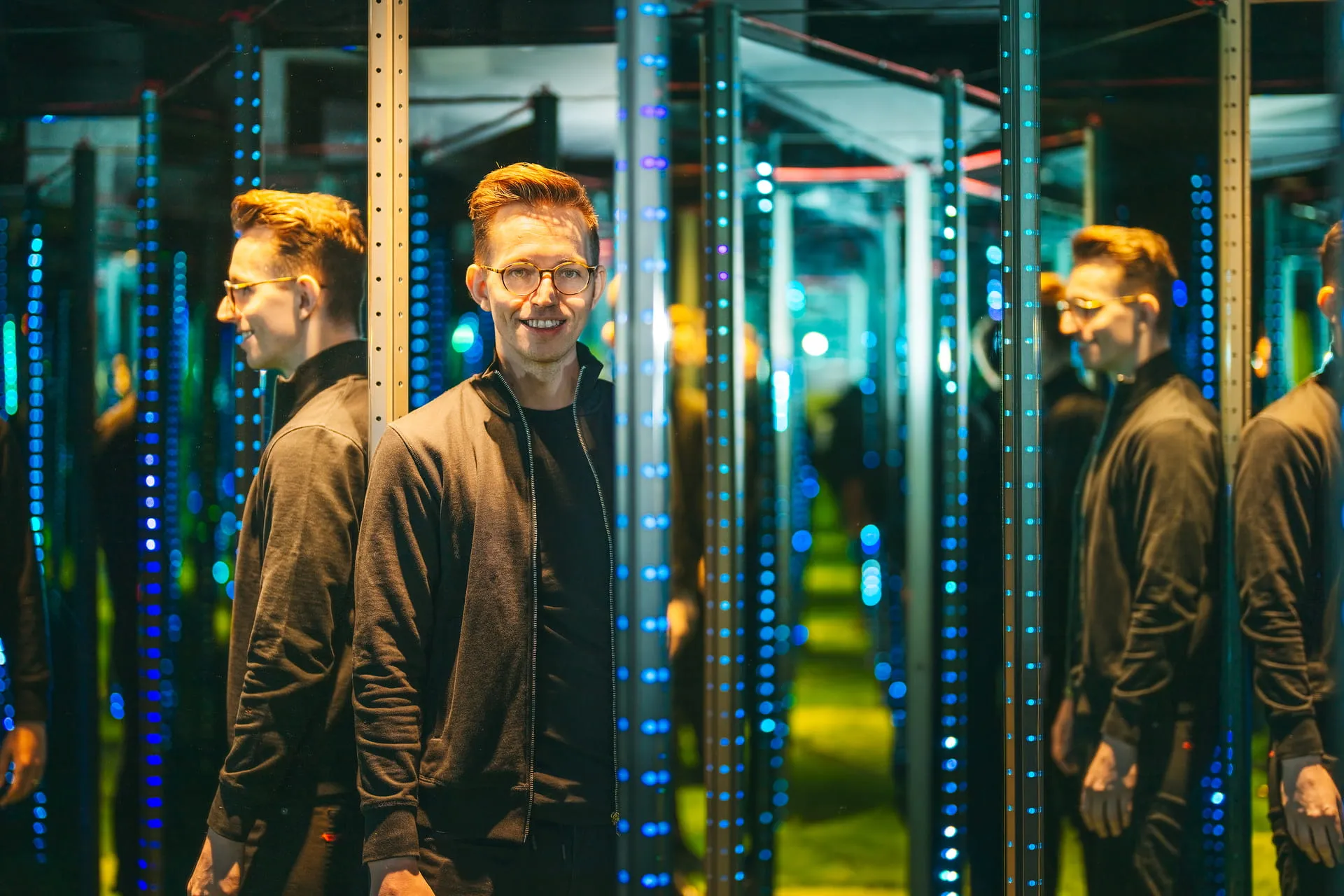 Visitante atravesando el giratorio Túnel Vórtice en el Museo de los Sentidos Madrid.