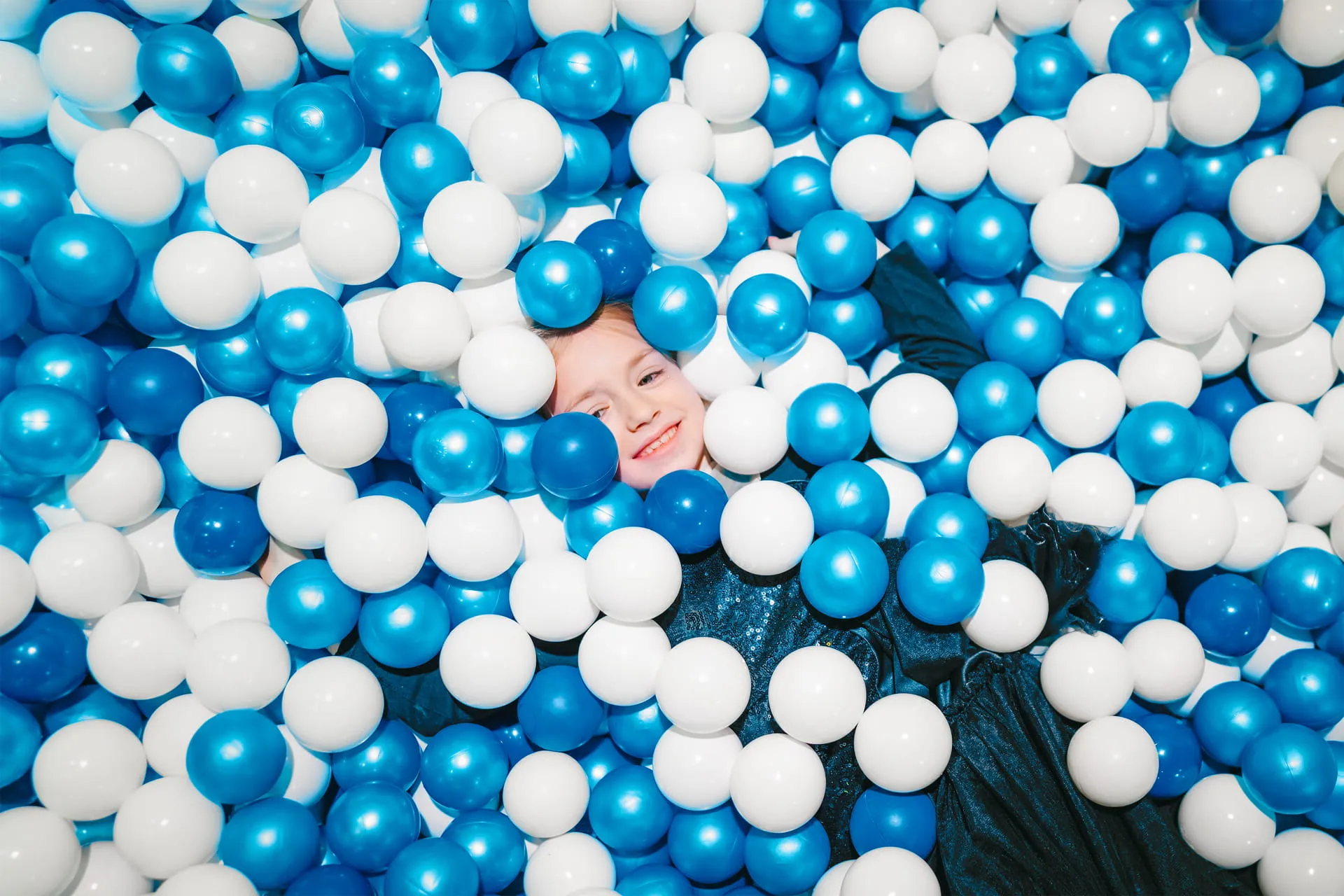 Visitante disfrutando de una exposición sensorial en el Museo de los Sentidos Madrid.